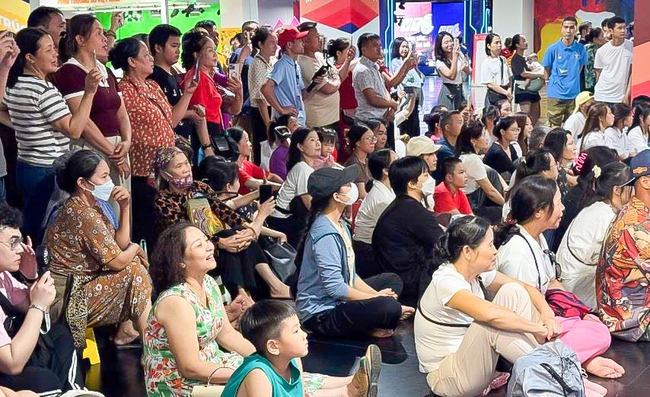 Triển lãm Thành tựu đất nước thu hút đông đảo người dân tham quan vào dịp cuối tuần - Ảnh 6. Triển lãm Thành tựu đất nước thu hút đông đảo người dân tham quan vào dịp cuối tuần - Ảnh 6.