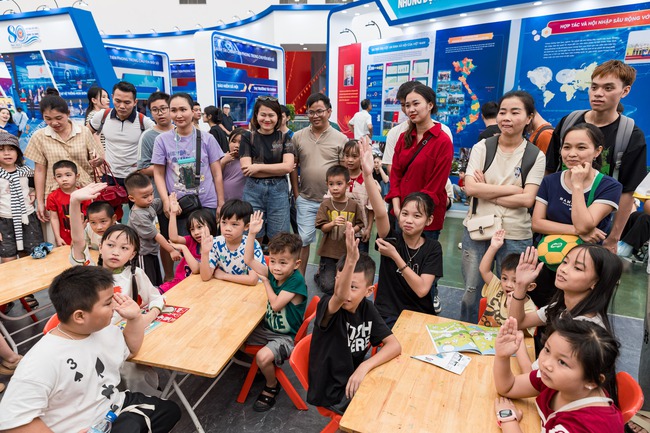 "Biển người" đổ về Triển lãm "80 năm hành trình Độc lập-Tự do-Hạnh phúc" trước ngày bế mạc - Ảnh 4. "Biển người" đổ về Triển lãm "80 năm hành trình Độc lập-Tự do-Hạnh phúc" trước ngày bế mạc - Ảnh 4.