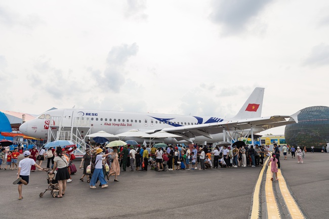 "Biển người" đổ về Triển lãm "80 năm hành trình Độc lập-Tự do-Hạnh phúc" trước ngày bế mạc - Ảnh 9. "Biển người" đổ về Triển lãm "80 năm hành trình Độc lập-Tự do-Hạnh phúc" trước ngày bế mạc - Ảnh 9.
