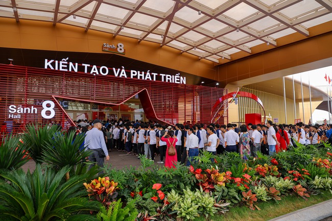 Triển lãm "80 năm hành trình Độc lập-Tự do-Hạnh phúc" đón 1,3 triệu lượt khách trong ngày 13/9 - Ảnh 1. Triển lãm "80 năm hành trình Độc lập-Tự do-Hạnh phúc" đón 1,3 triệu lượt khách trong ngày 13/9 - Ảnh 1.