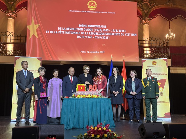 Rực rỡ sắc Việt trong lễ kỷ niệm 80 năm Quốc khánh nước Cộng hòa xã hội chủ nghĩa Việt Nam tại Pháp - Ảnh 1. Rực rỡ sắc Việt trong lễ kỷ niệm 80 năm Quốc khánh nước Cộng hòa xã hội chủ nghĩa Việt Nam tại Pháp - Ảnh 1.