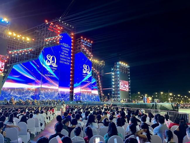 Thủ tướng: Triển lãm &quot;80 năm Hành trình Độc lập - Tự do - Hạnh phúc&quot; khẳng định văn hóa đậm đà bản sắc dân tộc, bản lĩnh, trí tuệ và sức sáng tạo của con người Việt Nam - Ảnh 5.