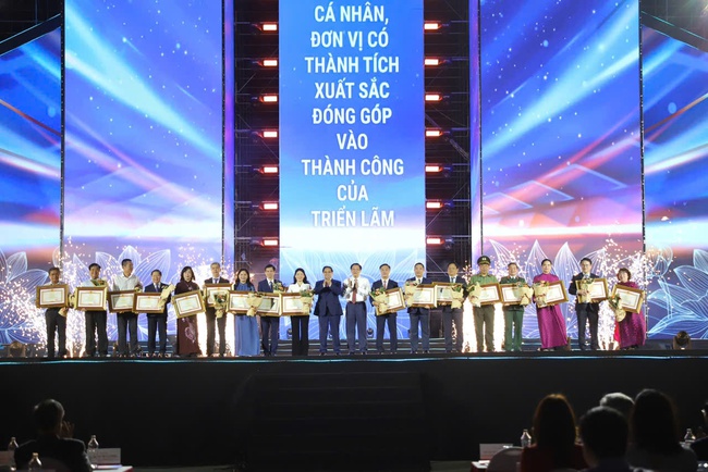 Trao Bằng khen của Thủ tướng cho 36 tập thể có thành tích xuất sắc trong công tác tổ chức và tham gia Triển lãm "80 năm hành trình Độc lập - Tự do - Hạnh phúc" - Ảnh 2. Trao Bằng khen của Thủ tướng cho 36 tập thể có thành tích xuất sắc trong công tác tổ chức và tham gia Triển lãm "80 năm hành trình Độc lập - Tự do - Hạnh phúc" - Ảnh 2.