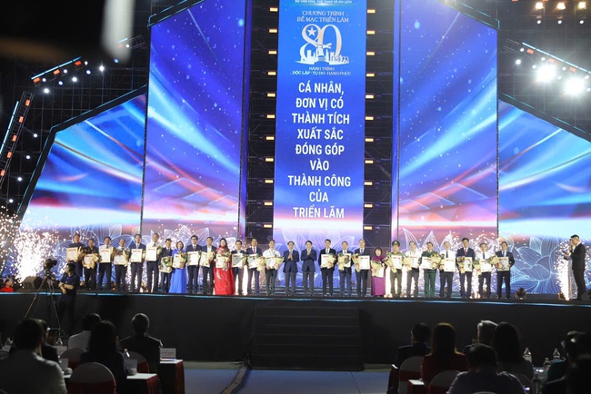 Trao Bằng khen của Thủ tướng cho 36 tập thể có thành tích xuất sắc trong công tác tổ chức và tham gia Triển lãm "80 năm hành trình Độc lập - Tự do - Hạnh phúc" - Ảnh 4. Trao Bằng khen của Thủ tướng cho 36 tập thể có thành tích xuất sắc trong công tác tổ chức và tham gia Triển lãm "80 năm hành trình Độc lập - Tự do - Hạnh phúc" - Ảnh 4.