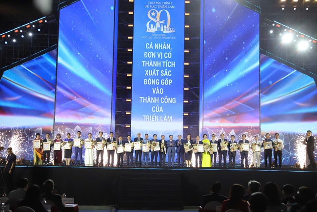 Trao Bằng khen của Thủ tướng cho 36 tập thể có thành tích xuất sắc trong công tác tổ chức và tham gia Triển lãm "80 năm hành trình Độc lập - Tự do - Hạnh phúc" - Ảnh 5. Trao Bằng khen của Thủ tướng cho 36 tập thể có thành tích xuất sắc trong công tác tổ chức và tham gia Triển lãm "80 năm hành trình Độc lập - Tự do - Hạnh phúc" - Ảnh 5.