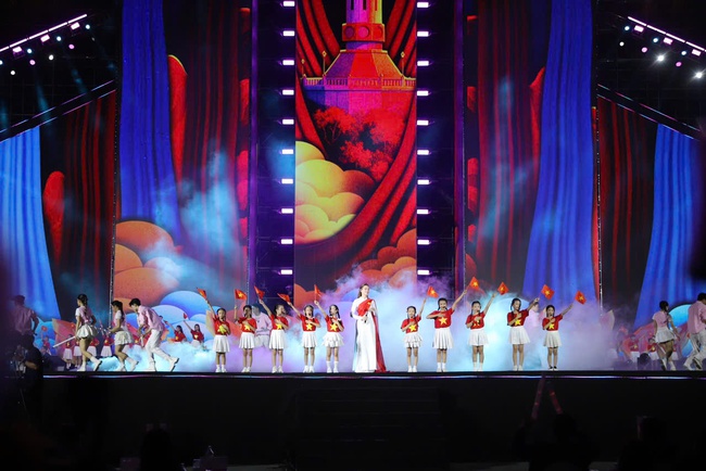 Concert "Tôi yêu Tổ quốc tôi": Khơi dậy niềm tự hào, tình yêu quê hương đất nước trong trái tim mỗi người Việt Nam - Ảnh 12. Concert "Tôi yêu Tổ quốc tôi": Khơi dậy niềm tự hào, tình yêu quê hương đất nước trong trái tim mỗi người Việt Nam - Ảnh 12.