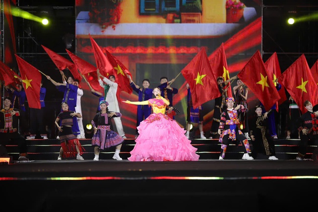 Concert "Tôi yêu Tổ quốc tôi": Khơi dậy niềm tự hào, tình yêu quê hương đất nước trong trái tim mỗi người Việt Nam - Ảnh 9. Concert "Tôi yêu Tổ quốc tôi": Khơi dậy niềm tự hào, tình yêu quê hương đất nước trong trái tim mỗi người Việt Nam - Ảnh 9.