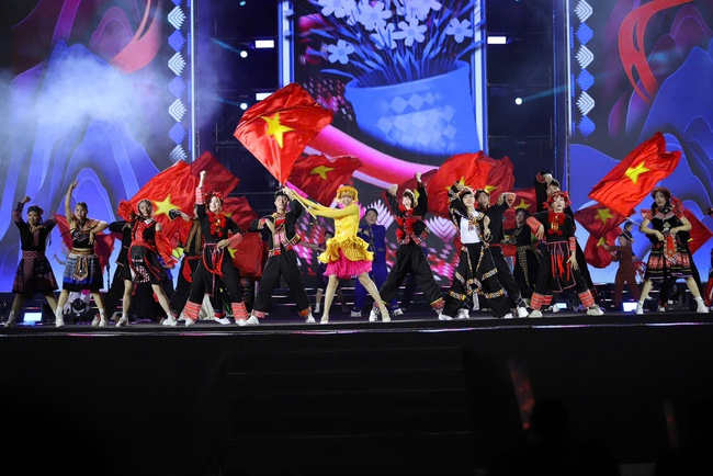 Concert "Tôi yêu Tổ quốc tôi": Khơi dậy niềm tự hào, tình yêu quê hương đất nước trong trái tim mỗi người Việt Nam - Ảnh 13. Concert "Tôi yêu Tổ quốc tôi": Khơi dậy niềm tự hào, tình yêu quê hương đất nước trong trái tim mỗi người Việt Nam - Ảnh 13.