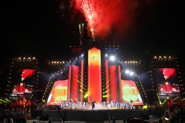 Concert "Tôi yêu Tổ quốc tôi": Khơi dậy niềm tự hào, tình yêu quê hương đất nước trong trái tim mỗi người Việt Nam - Ảnh 7. Concert "Tôi yêu Tổ quốc tôi": Khơi dậy niềm tự hào, tình yêu quê hương đất nước trong trái tim mỗi người Việt Nam - Ảnh 7.