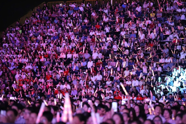 Concert "Tôi yêu Tổ quốc tôi": Khơi dậy niềm tự hào, tình yêu quê hương đất nước trong trái tim mỗi người Việt Nam - Ảnh 15. Concert "Tôi yêu Tổ quốc tôi": Khơi dậy niềm tự hào, tình yêu quê hương đất nước trong trái tim mỗi người Việt Nam - Ảnh 15.