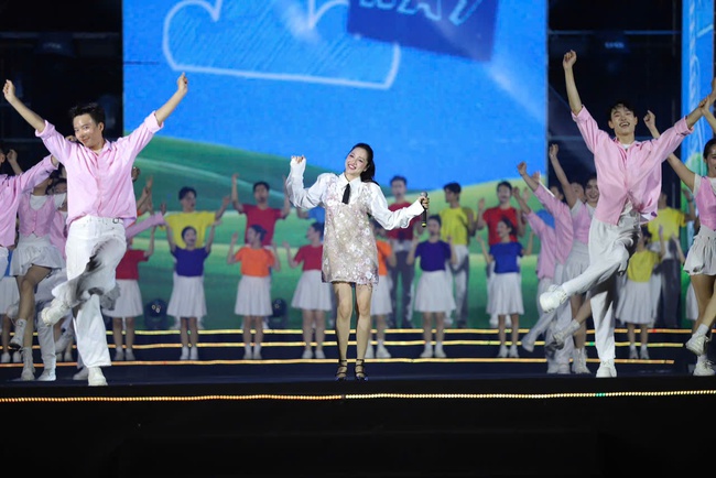 Concert "Tôi yêu Tổ quốc tôi": Khơi dậy niềm tự hào, tình yêu quê hương đất nước trong trái tim mỗi người Việt Nam - Ảnh 11. Concert "Tôi yêu Tổ quốc tôi": Khơi dậy niềm tự hào, tình yêu quê hương đất nước trong trái tim mỗi người Việt Nam - Ảnh 11.