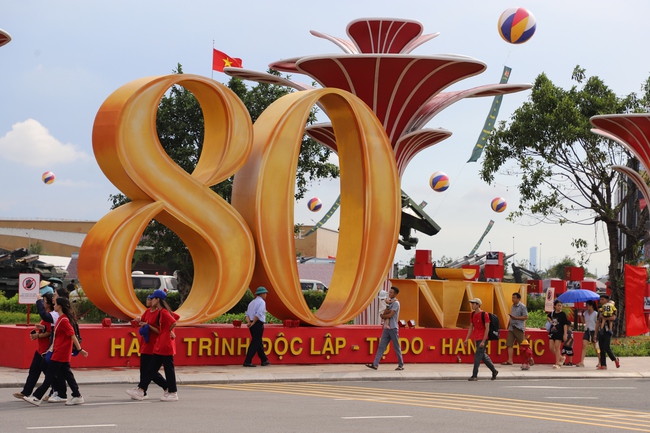 Không khí ngày cuối cùng mở cửa Triển lãm &quot;80 năm hành trình Độc lập-Tự do-Hạnh phúc&quot; - Ảnh 2.