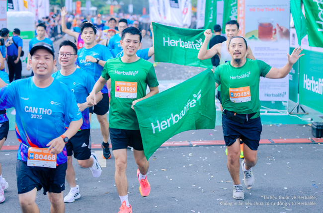 Herbalife Việt Nam khuyến khích lối sống năng động thông qua hoạt động đồng hành cùng giải chạy VnExpress Marathon Cần Thơ 2025 - Ảnh 4. Herbalife Việt Nam khuyến khích lối sống năng động thông qua hoạt động đồng hành cùng giải chạy VnExpress Marathon Cần Thơ 2025 - Ảnh 4.