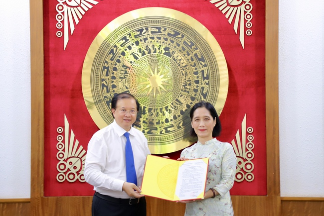 Trao Quyết định nghỉ hưu với với Phó Cục trưởng Cục Điện ảnh Lý Phương Dung - Ảnh 3.