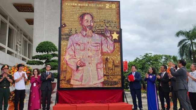 Kéo dài thời gian triển lãm "Mùa xuân độc lập" tại Bảo tàng Hồ Chí Minh đến hết ngày 30/10 - Ảnh 1. Kéo dài thời gian triển lãm "Mùa xuân độc lập" tại Bảo tàng Hồ Chí Minh đến hết ngày 30/10 - Ảnh 1.