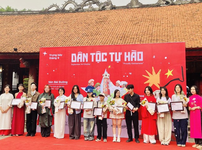 Khai mạc trưng bày tranh 'Dân Tộc Tự Hào' tại Di tích quốc gia đặc biệt Văn Miếu - Quốc Tử Giám - Ảnh 1.