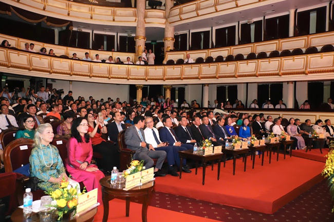 Phó Thủ tướng Lê Thành Long: Đưa phong trào thi đua thành động lực đổi mới, sáng tạo, cống hiến - Ảnh 1.