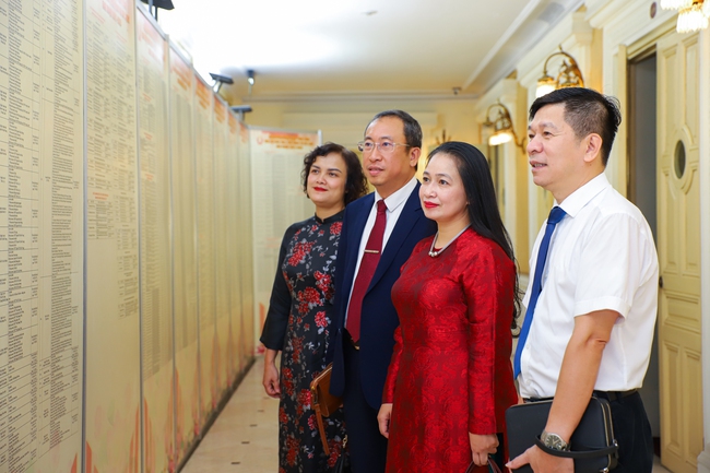 Triển lãm &quot;Một số hình ảnh phong trào thi đua yêu nước và các gương điển hình tiên tiến của Bộ VHTTDL gia đoạn 2020 - 2025&quot; - Ảnh 10.