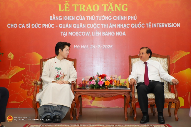 Ca sĩ Đức Phúc - Quán quân cuộc thi Âm nhạc quốc tế Intervision 2025 nhận bằng khen của Thủ tướng Chính phủ - Ảnh 1.