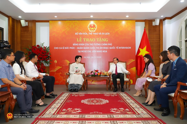 Ca sĩ Đức Phúc - Quán quân cuộc thi Âm nhạc quốc tế Intervision 2025 nhận bằng khen của Thủ tướng Chính phủ - Ảnh 6.