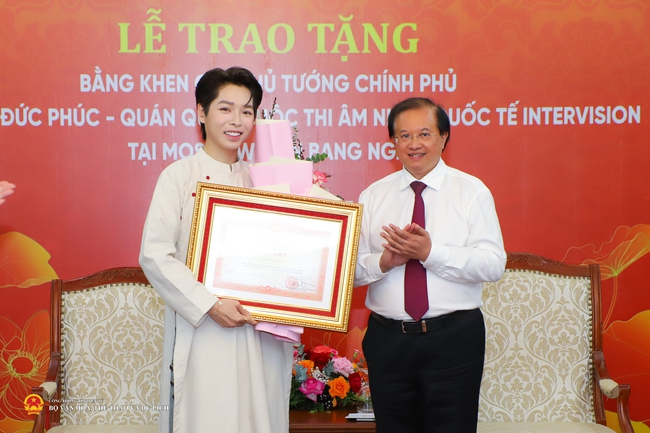 Ca sĩ Đức Phúc - Quán quân cuộc thi Âm nhạc quốc tế Intervision 2025 nhận bằng khen của Thủ tướng Chính phủ - Ảnh 4.