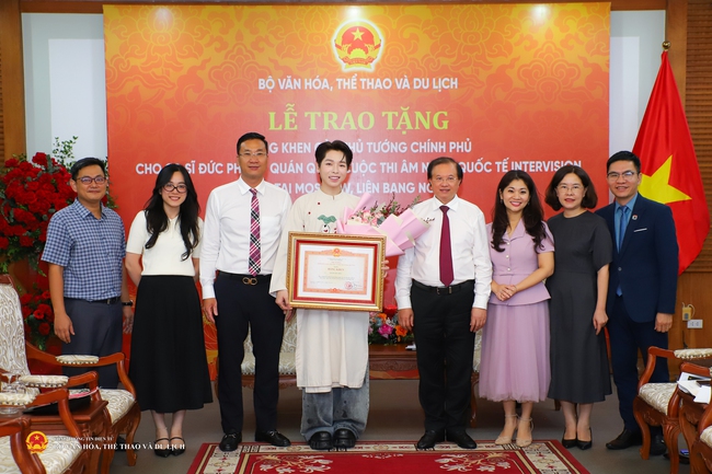 Ca sĩ Đức Phúc - Quán quân cuộc thi Âm nhạc quốc tế Intervision 2025 nhận bằng khen của Thủ tướng Chính phủ - Ảnh 5.