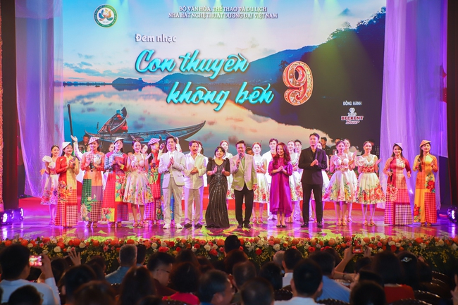 Sâu lắng đêm nhạc &quot;Con thuyền không bến 9&quot; - Ảnh 9.