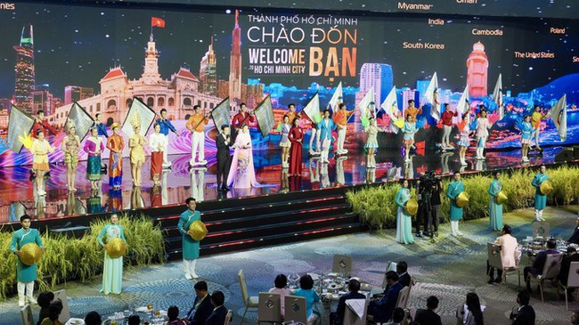 Rực rỡ “Đêm Việt Nam” - Nơi “Dòng chảy tinh hoa” hội tụ - Ảnh 4. Rực rỡ “Đêm Việt Nam” - Nơi “Dòng chảy tinh hoa” hội tụ - Ảnh 4.