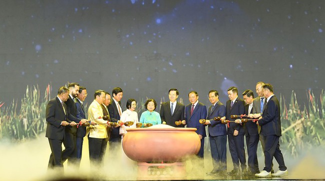 Rực rỡ “Đêm Việt Nam” - Nơi “Dòng chảy tinh hoa” hội tụ - Ảnh 2. Rực rỡ “Đêm Việt Nam” - Nơi “Dòng chảy tinh hoa” hội tụ - Ảnh 2.