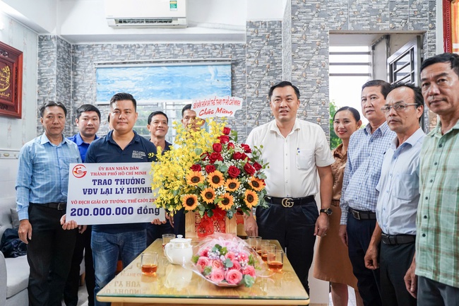 TP. Hồ Chí Minh thưởng “nóng” 300 triệu đồng cho nhà vô địch cờ tướng thế giới Lại Lý Huynh - Ảnh 2.