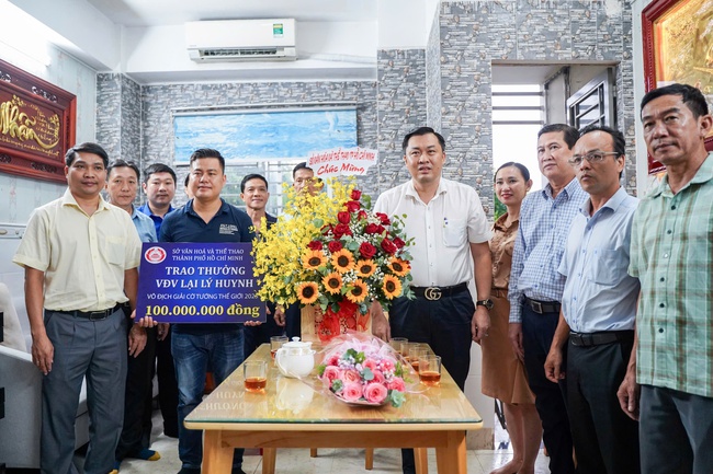 TP. Hồ Chí Minh thưởng “nóng” 300 triệu đồng cho nhà vô địch cờ tướng thế giới Lại Lý Huynh - Ảnh 3.
