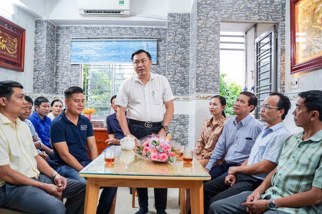 TP. Hồ Chí Minh thưởng “nóng” 300 triệu đồng cho nhà vô địch cờ tướng thế giới Lại Lý Huynh - Ảnh 1.