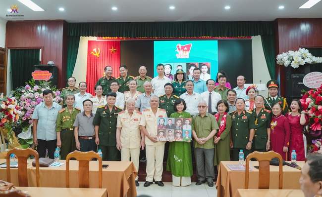Trao tặng 8 di ảnh Anh hùng, liệt sĩ Công an nhân dân - Ảnh 1.