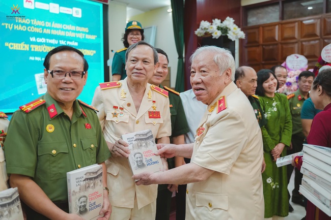 Trao tặng 8 di ảnh Anh hùng, liệt sĩ Công an nhân dân - Ảnh 4.