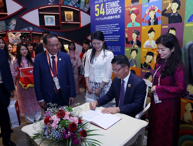 Nhà Triển lãm Việt Nam tại EXPO 2025 là nơi hội tụ tinh hoa văn hóa, trí tuệ và khát vọng vươn lên của dân tộc Việt Nam - Ảnh 3. Nhà Triển lãm Việt Nam tại EXPO 2025 là nơi hội tụ tinh hoa văn hóa, trí tuệ và khát vọng vươn lên của dân tộc Việt Nam - Ảnh 3.