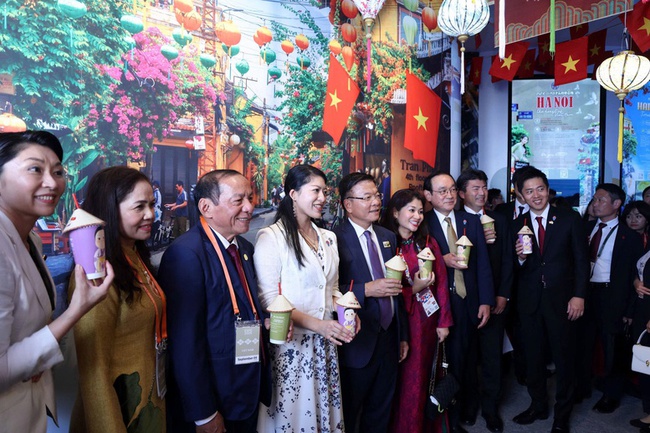 Nhà Triển lãm Việt Nam tại EXPO 2025 là nơi hội tụ tinh hoa văn hóa, trí tuệ và khát vọng vươn lên của dân tộc Việt Nam - Ảnh 4. Nhà Triển lãm Việt Nam tại EXPO 2025 là nơi hội tụ tinh hoa văn hóa, trí tuệ và khát vọng vươn lên của dân tộc Việt Nam - Ảnh 4.