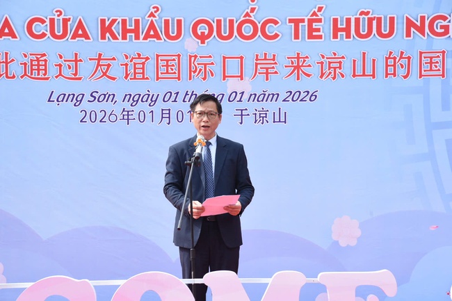 Lạng Sơn rộn ràng đón đoàn khách du lịch đầu tiên “xông đất” năm 2026 - Ảnh 1.