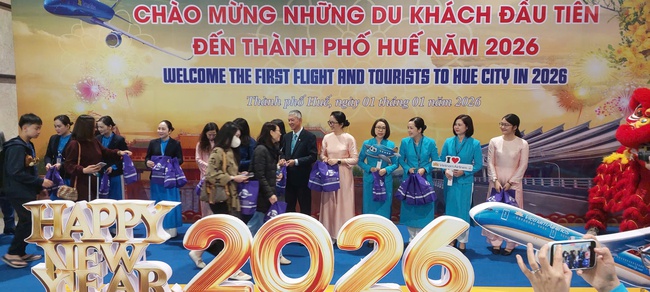 Du lịch Huế khởi động năm 2026 với lễ đón du khách đầu tiên bằng hàng không và tàu biển - Ảnh 1.
