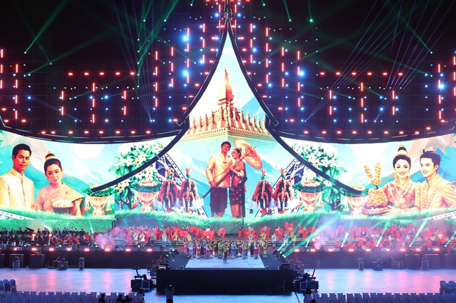 Đêm nghệ thuật đặc biệt của tình hữu nghị Việt - Lào: Mãi mãi xanh tươi, đời đời bền vững - Ảnh 13.