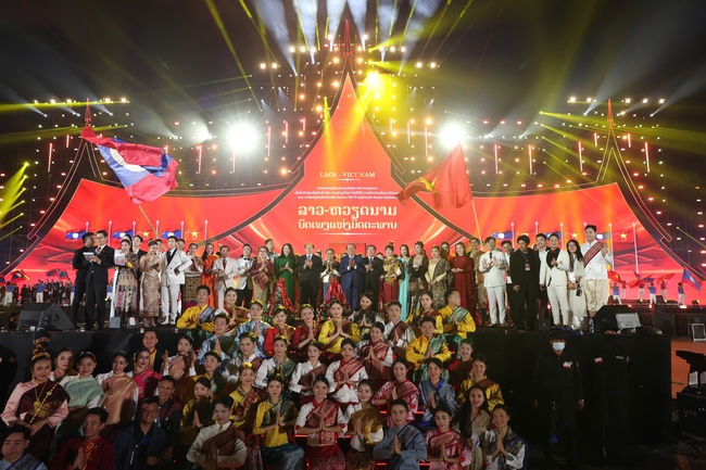 Đêm nghệ thuật đặc biệt của tình hữu nghị Việt - Lào: Mãi mãi xanh tươi, đời đời bền vững - Ảnh 12.