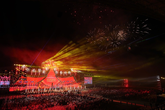 Đêm nghệ thuật đặc biệt của tình hữu nghị Việt - Lào: Mãi mãi xanh tươi, đời đời bền vững - Ảnh 11.