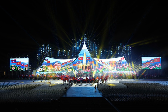 Đêm nghệ thuật đặc biệt của tình hữu nghị Việt - Lào: Mãi mãi xanh tươi, đời đời bền vững - Ảnh 14.