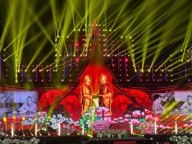 Đêm nghệ thuật đặc biệt của tình hữu nghị Việt - Lào: Mãi mãi xanh tươi, đời đời bền vững - Ảnh 15.