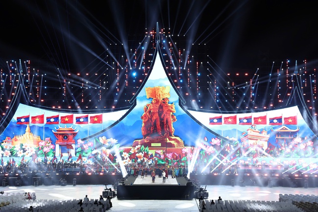 Đêm nghệ thuật đặc biệt của tình hữu nghị Việt - Lào: Mãi mãi xanh tươi, đời đời bền vững - Ảnh 10.