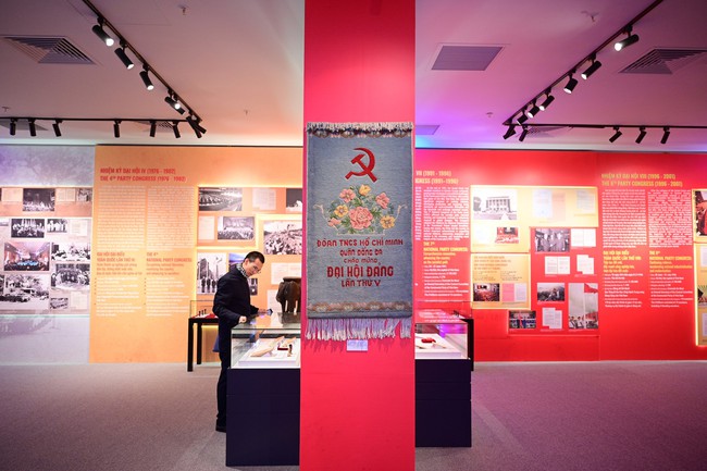 Giới thiệu hơn 200 tài liệu, hình ảnh, hiện vật quý giá tại triển lãm “Đảng Cộng sản Việt Nam - Từ Đại hội đến Đại hội” - Ảnh 2.