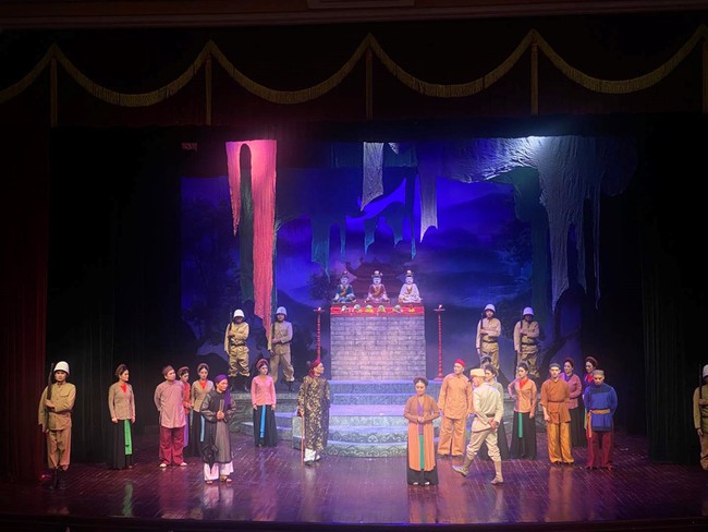 Âm vang chèo, cải lương chào mừng Đại hội lần thứ XIV của Đảng - Ảnh 1.