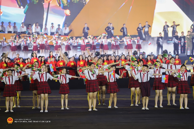 Định hướng phát triển nguồn nhân lực ngành văn hóa trong kỷ nguyên mới theo tinh thần dự thảo văn kiện đại hội đảng lần thứ XIV - Ảnh 3.