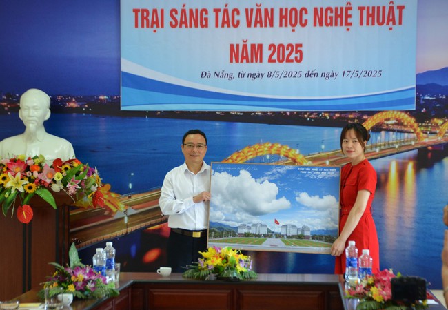 Lai Châu: Đẩy mạnh tuyên truyền, nâng cao nhận thức về vị trí, vai trò của văn học, nghệ thuật, văn nghệ sĩ trong sự nghiệp xây dựng và bảo vệ Tổ quốc - Ảnh 1.