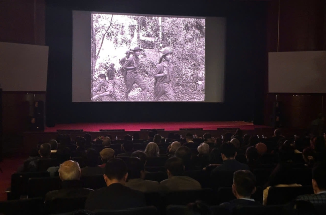 Khán giả trẻ hào hứng với những thước phim kinh điển tại rạp Ngọc Khánh - Ảnh 3.