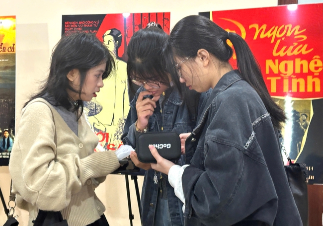 Khán giả trẻ hào hứng với những thước phim kinh điển tại rạp Ngọc Khánh - Ảnh 2.